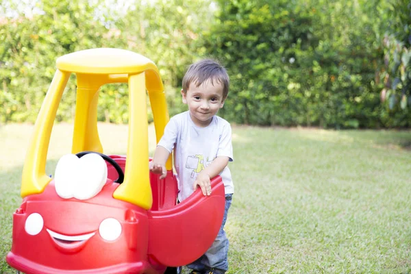 Glad Liten Pojke Som Kör Sin Leksak Parken — Stockfoto