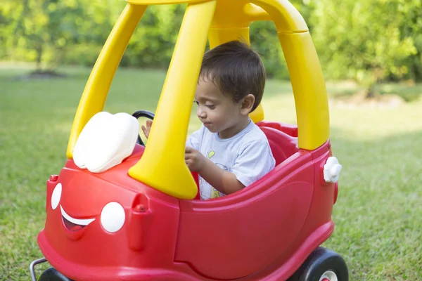 快乐的小男孩在公园里驾驶他的玩具 — 图库照片