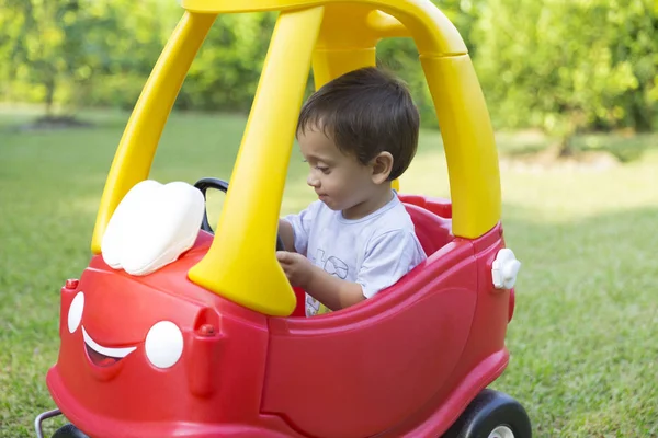 Gelukkig Kleine Jongen Rijden Zijn Speeltje Het Park — Stockfoto