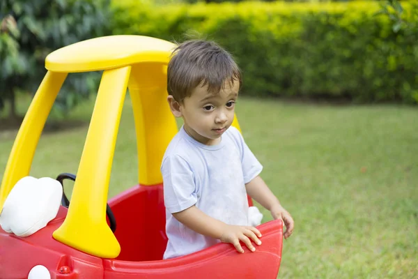 Glücklicher Kleiner Junge Der Sein Spielzeug Park Fährt — Stockfoto