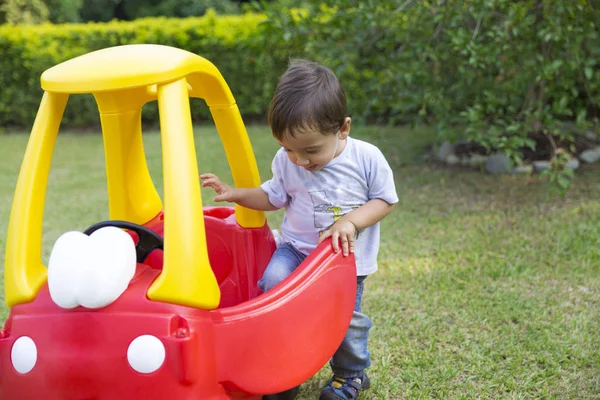 Joyeux Petit Garçon Conduisant Son Jouet Dans Parc — Photo