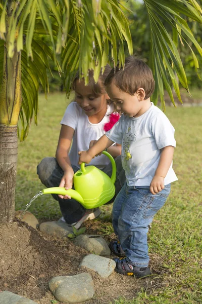 Szczęśliwe Dzieci Sadzenia Ogrodu Parku — Zdjęcie stockowe