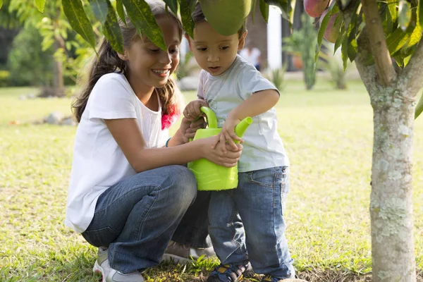 Happy Children Planting Garden Park — Stock fotografie