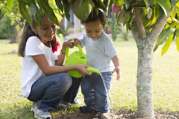 Niños Felices Plantando Jardín Parque —  Fotos de Stock