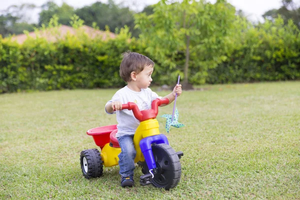 Joyeux Petit Garçon Conduisant Son Jouet Dans Parc — Photo