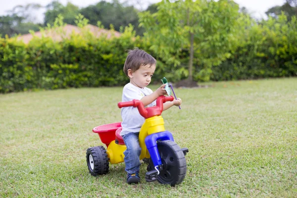 Glücklicher Kleiner Junge Der Sein Spielzeug Park Fährt — Stockfoto