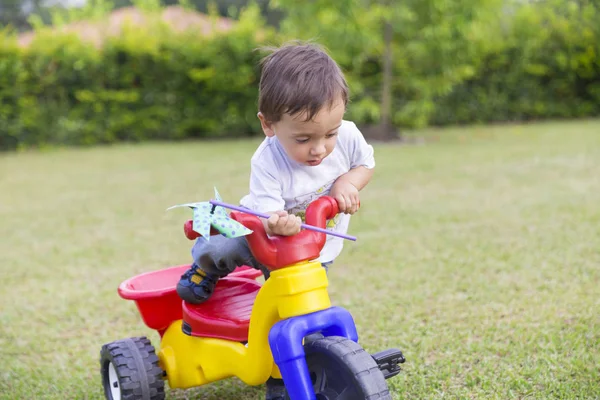 Glad Liten Pojke Som Kör Sin Leksak Parken — Stockfoto