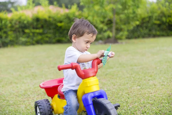 Menino Feliz Dirigindo Seu Brinquedo Parque — Fotografia de Stock