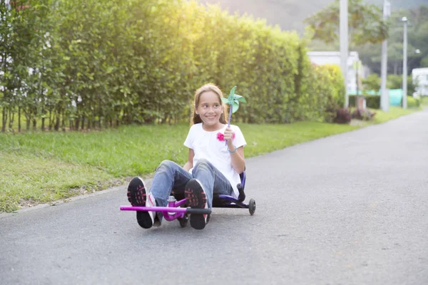 Menina Feliz Dirigindo Seu Brinquedo Parque — Fotografia de Stock