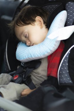 Mutlu Anne oğlunu arabada emniyet kemeri tutturmak için yardım