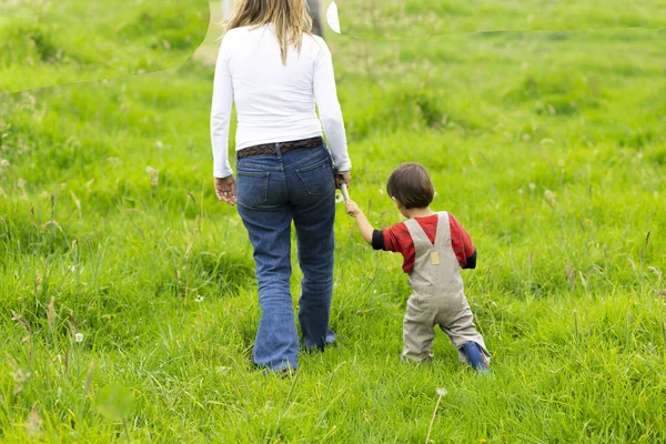 Adorável Mãe Menino Andando Juntos Livre — Fotografia de Stock