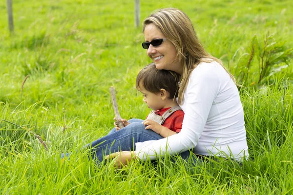 Güzel annesi ve açık havada birlikte zevk çocuk