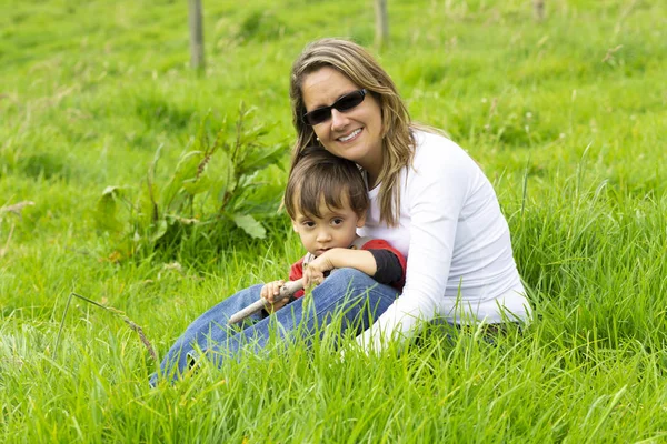 Güzel annesi ve açık havada birlikte zevk çocuk