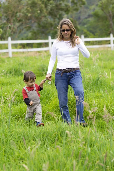 Krásné Máma Chlapec Kráčí Spolu Venku — Stock fotografie