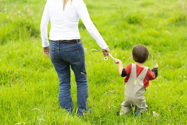 Härlig Mor Och Pojke Promenader Tillsammans Utomhus — Stockfoto