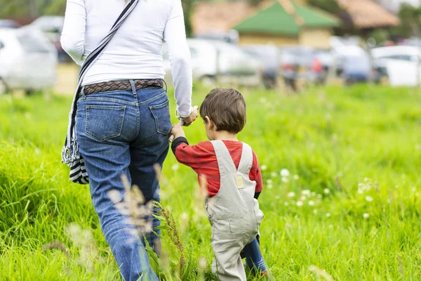 Adorável Mãe Menino Andando Juntos Livre — Fotografia de Stock