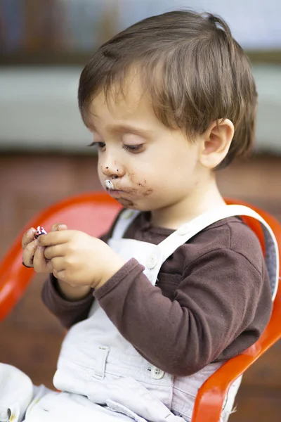 Menino Feliz Com Rosto Sujo Gostando Chocolate — Fotografia de Stock