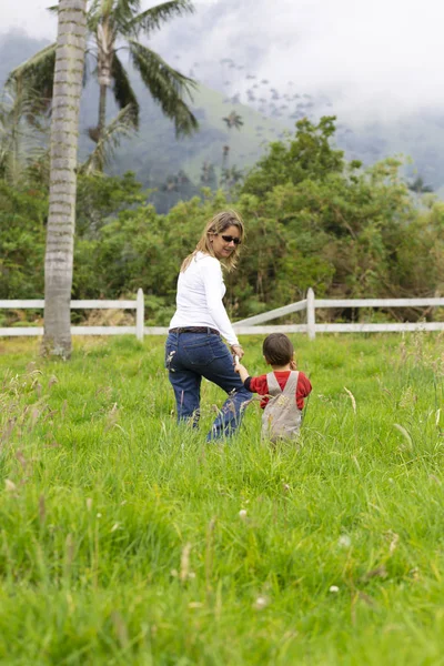 Preciosa Madre Niño Caminando Juntos Aire Libre — Foto de Stock