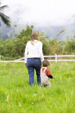 Güzel anne ve çocuk birlikte açık havada yürüyüş