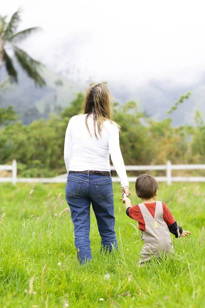 Mooie Moeder Jongen Samen Buiten Lopen — Stockfoto