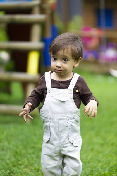 Счастливый Мальчик Грязным Лицом Наслаждающийся Шоколадом — стоковое фото