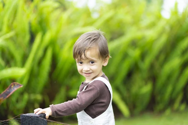 Lovely Boy Líbí Venku Přírodní Zelené Pozadí — Stock fotografie