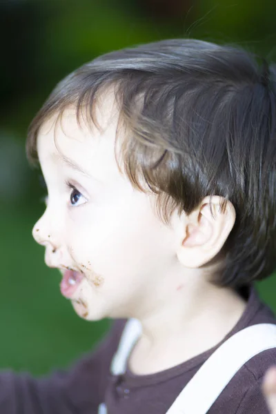 Menino Feliz Com Rosto Sujo Gostando Chocolate — Fotografia de Stock