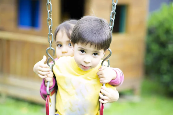 Niños Felices Balanceándose Parque —  Fotos de Stock