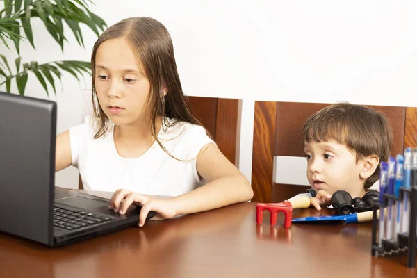 Chica feliz y niño usando el ordenador portátil —  Fotos de Stock