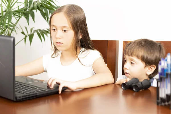 Glückliche Mädchen und Jungen mit Laptop — Stockfoto