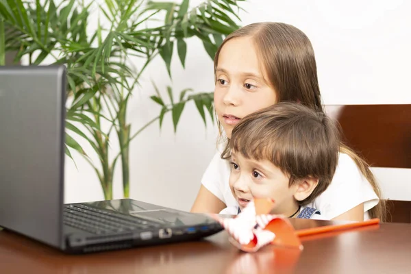 Ragazza felice e ragazzo utilizzando il computer portatile — Foto Stock