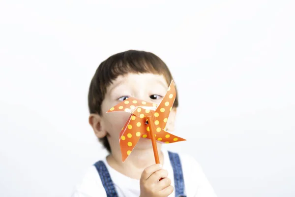 Szczęśliwy chłopiec gra z pinwheel — Zdjęcie stockowe