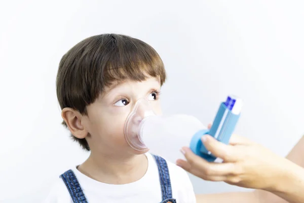 Jongen met behulp van inhalator — Stockfoto
