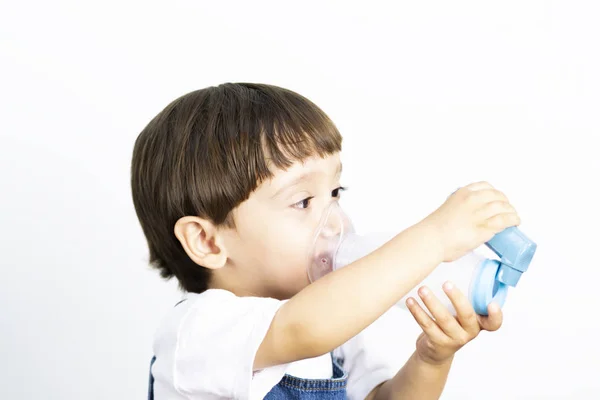 Jongen met behulp van inhalator — Stockfoto