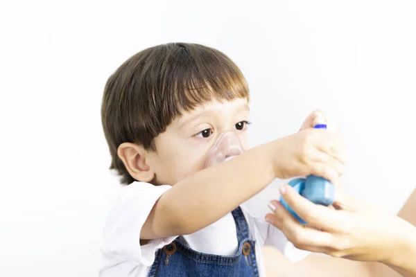 Jongen met behulp van inhalator — Stockfoto