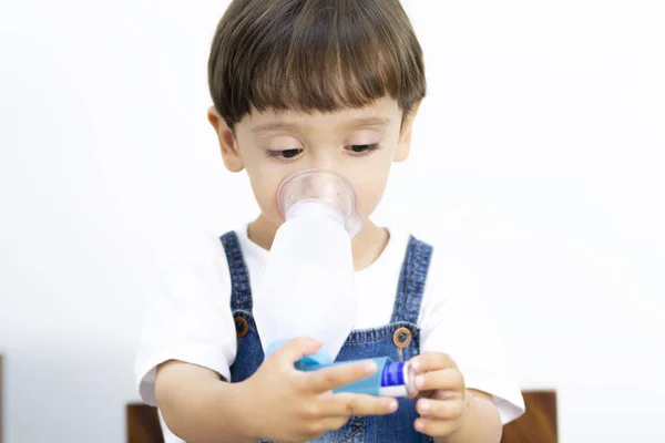 Jongen met behulp van inhalator — Stockfoto
