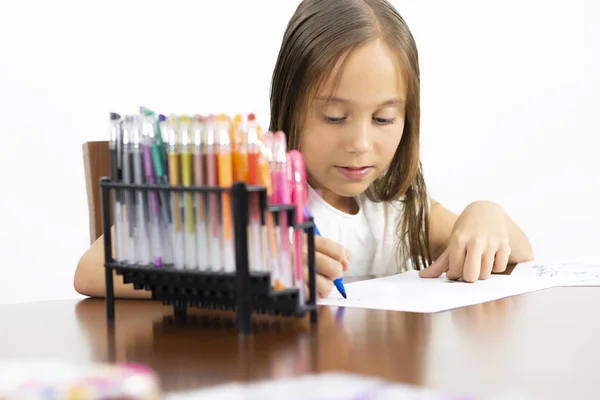 Menina bonito sentado em sua mesa Pintura — Fotografia de Stock