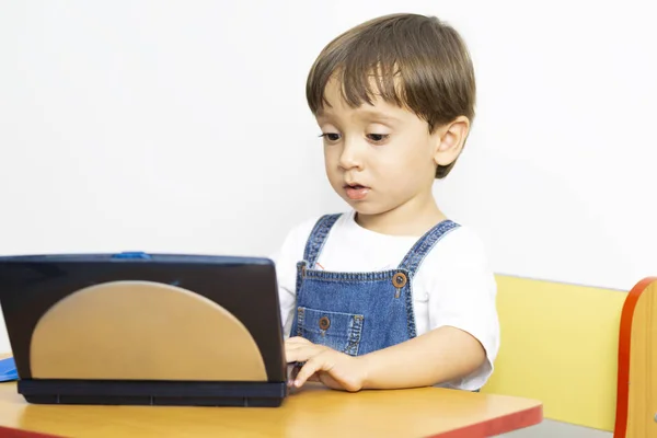 Ευτυχισμένο αγόρι χρησιμοποιώντας φορητό υπολογιστή — Φωτογραφία Αρχείου