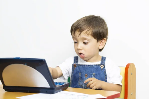 Niño feliz usando portátil —  Fotos de Stock