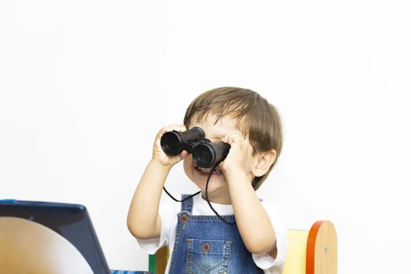 Menino feliz jogando — Fotografia de Stock