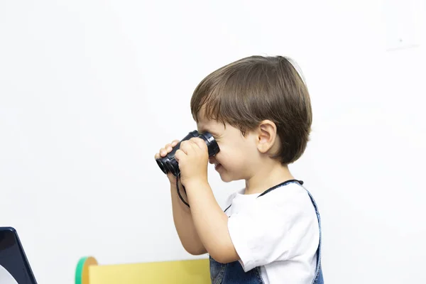 Šťastný chlapec hraje — Stock fotografie