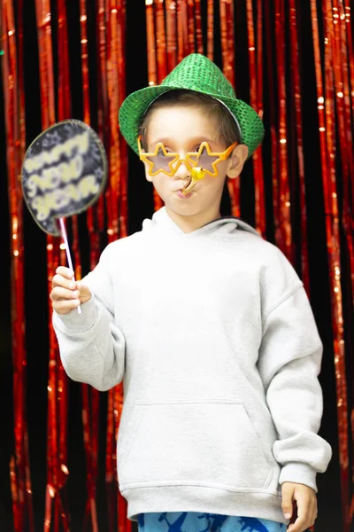 Feliz Niño Celebrando Carnaval Fondo Color —  Fotos de Stock