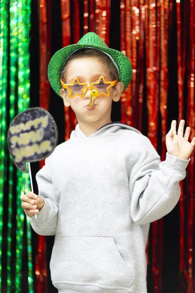 Feliz Niño Celebrando Carnaval Fondo Color — Foto de Stock