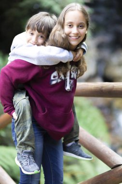 Parkta Mutlu Kız ve Erkek