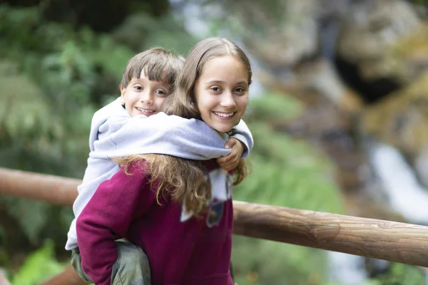 Chica feliz y niño en el parque — Foto de Stock