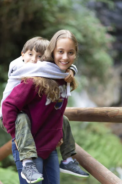 Chica feliz y niño en el parque —  Fotos de Stock