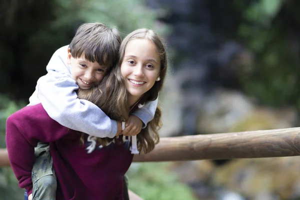 Chica feliz y niño en el parque —  Fotos de Stock