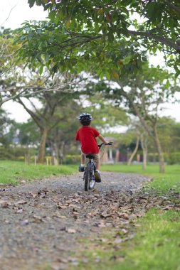 Bir bisiklet sürme neşeli küçük çocuk