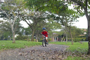 Bir bisiklet sürme neşeli küçük çocuk