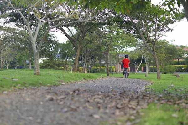 Joyeux petit garçon chevauchant un vélo — Photo